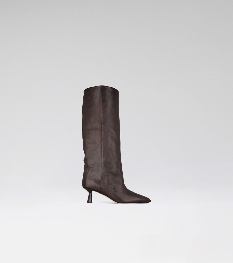 AMIRA brown knee-high leather boot with a pointed toe and 60 mm heel.