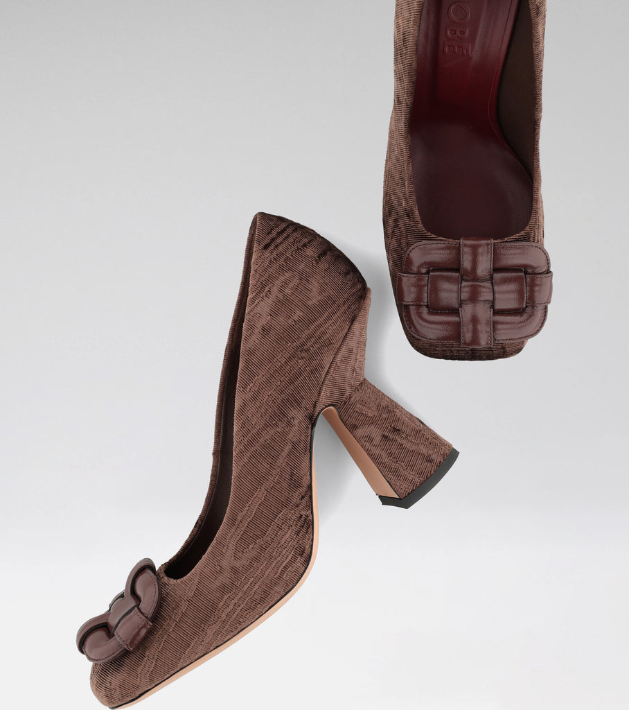 AVA brown pump with a squared toe, padded brooch and 90 mm heel.
