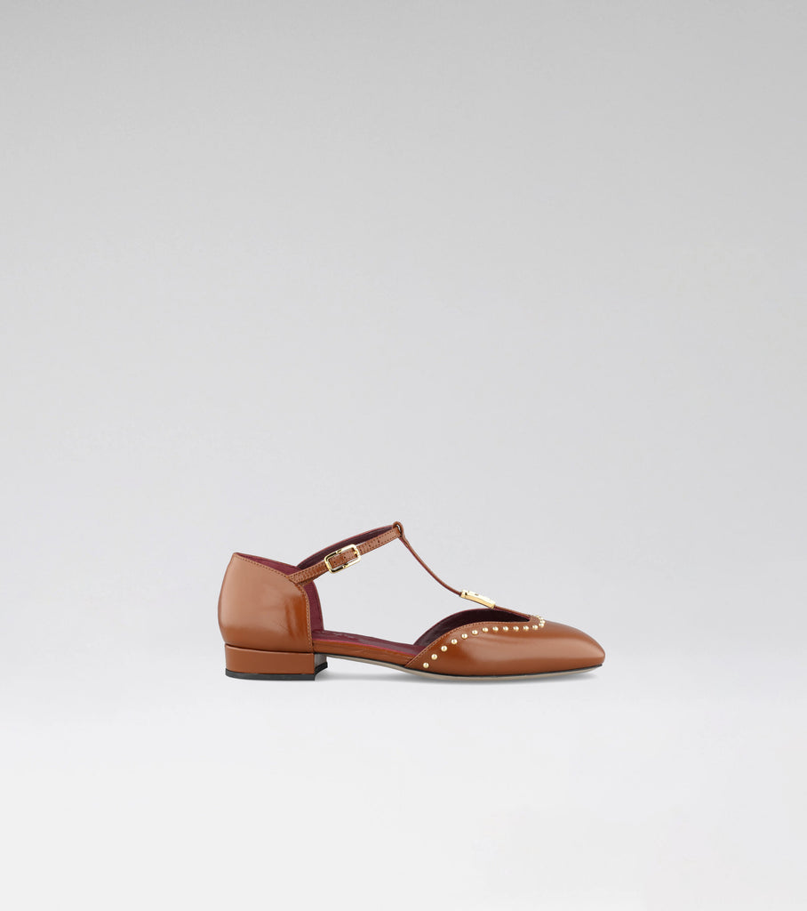 FLORINNE T-strap ballerina with studs, MOROBÉ brooch and 25 mm heel.