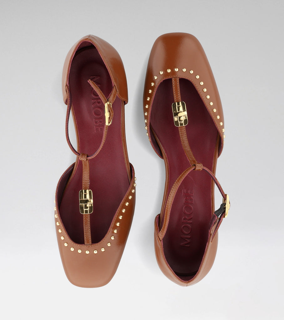 FLORINNE T-strap ballerina with studs, MOROBÉ brooch and 25 mm block heel.