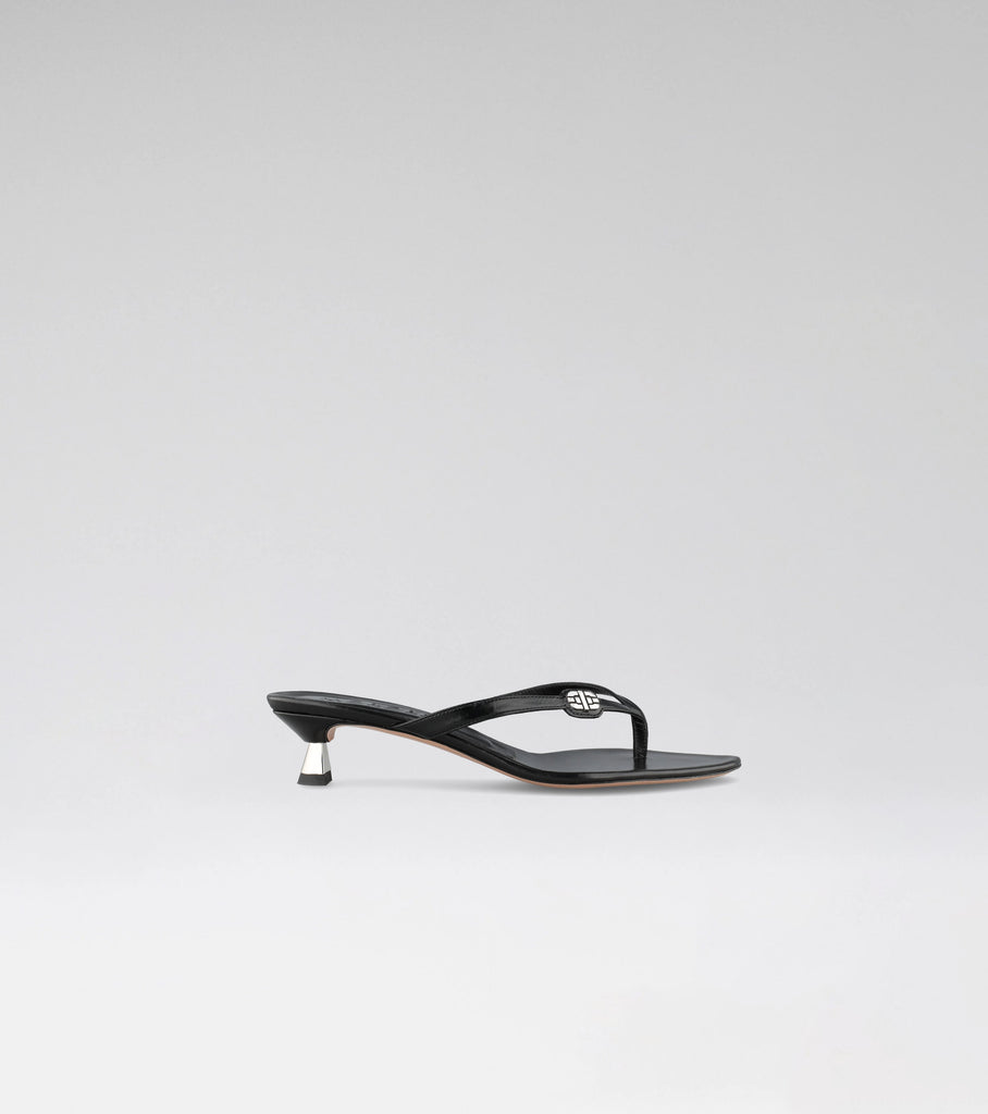thong sandals in black 